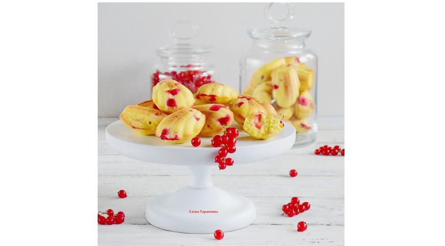Madelens with red currants