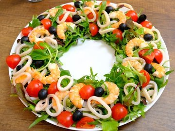 Salad with squid, shrimps and new sauce
