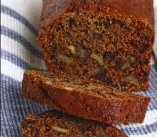 Cupcake with dates and nuts