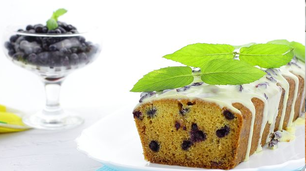 Cupcake with blueberries and white chocolate icing