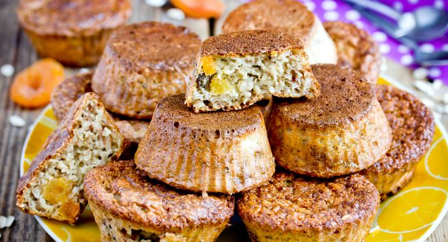Oatmeal muffins with bananas and dried fruit
