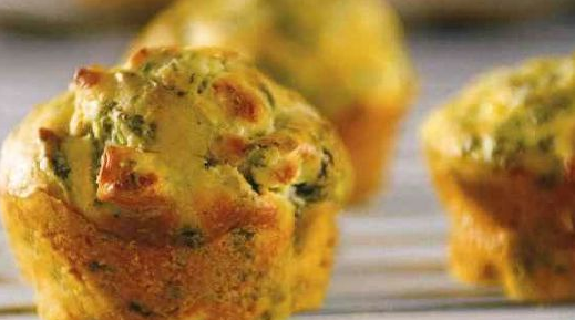 Muffins with spinach and cheese