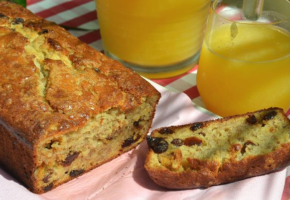 Banana cake with raisins