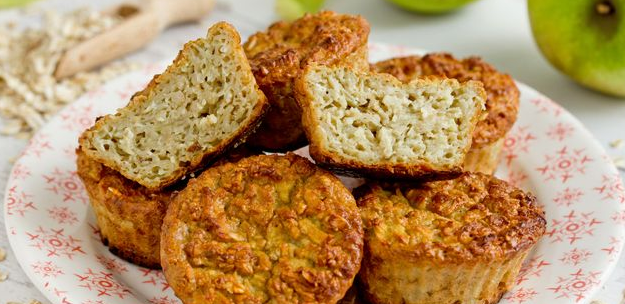 Oat-apple muffins on kefir, with honey