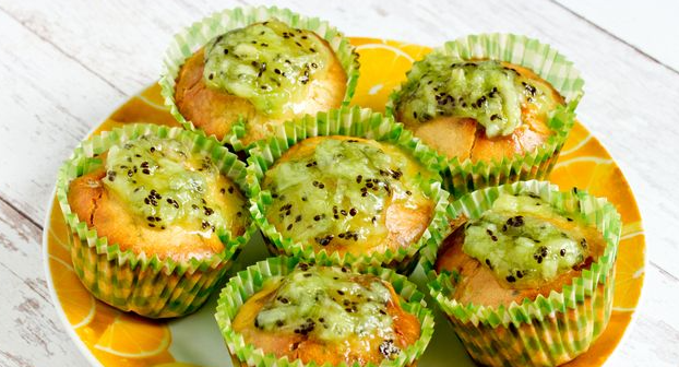 Muffins with kiwi and white chocolate