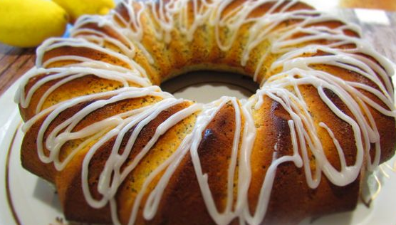 Tasty Lemon cake with poppy seeds