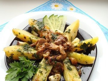 Warm potato salad with mushrooms