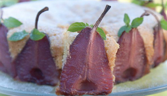 Marzipan pie with pears in wine