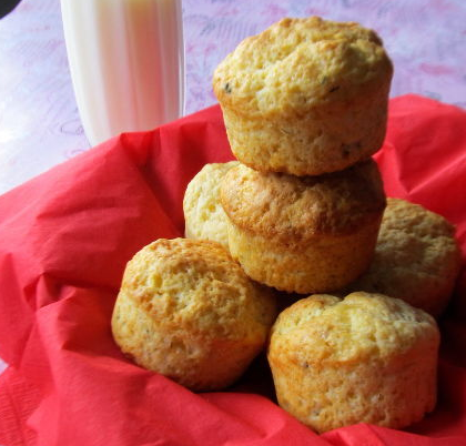 Cheese muffins with thyme and cardamom
