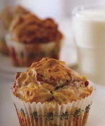Muffins with raspberries and white chocolate