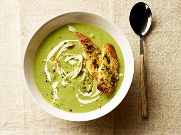 Caesar cream soup with chicken