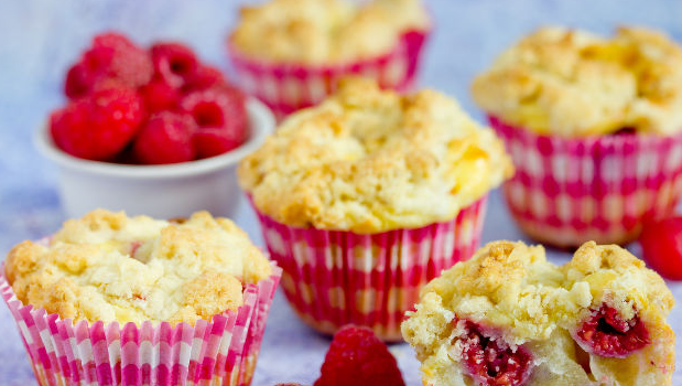 Muffins with raspberries
