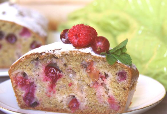 Whole grain pie with gooseberries and currants