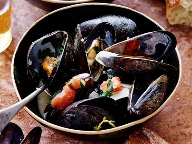 Steamed mussels with broth