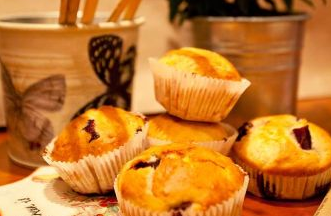 Curd and berry muffins