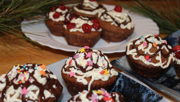 Chocolate muffins with cherries and cream