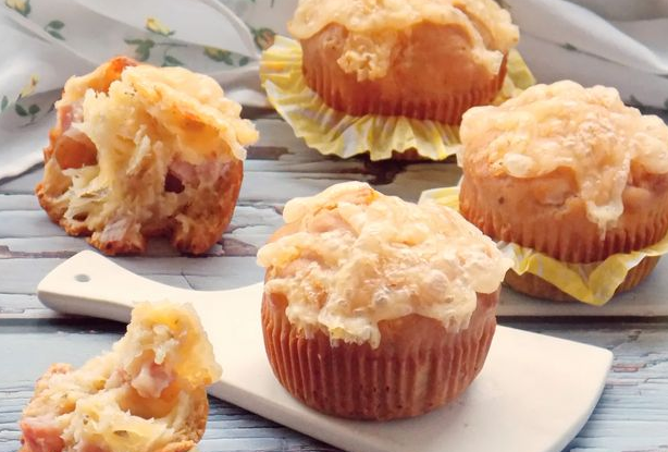 Snack muffins with cheese and ham