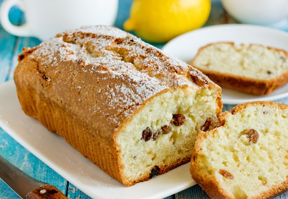 Cottage cheese-lemon cake with raisins