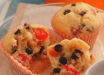 Muffins with chocolate and cocktail cherry