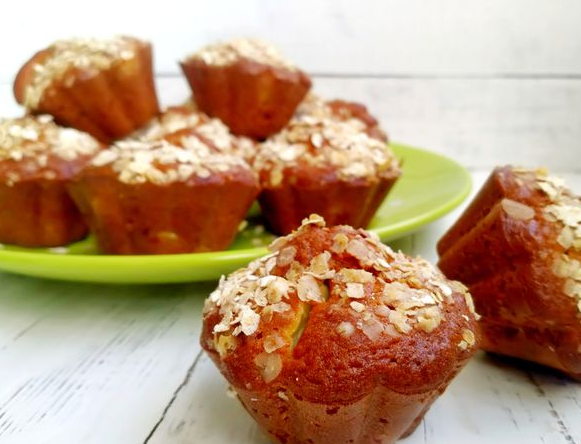 Muffins on kefir, with apples, oatmeal and cinnamon