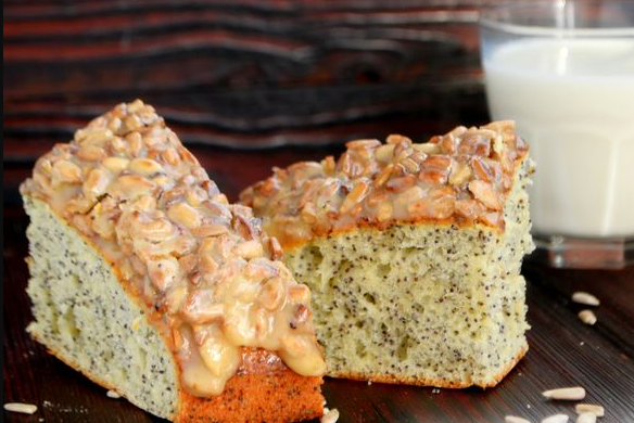 Poppy seed pie with sour cream, creamy caramel and seeds