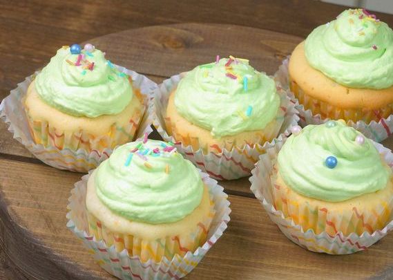 Cottage cheese cupcakes with mascarpone cream