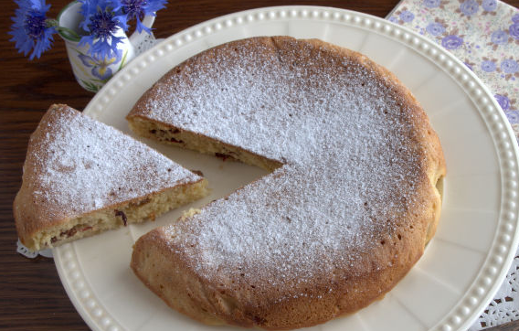 Cake on kefir, with raisins and dried strawberries (in a slow cooker)