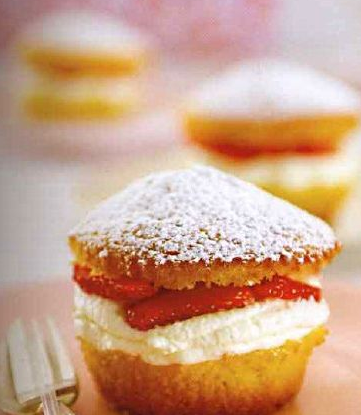 Muffins with butter cream and strawberries