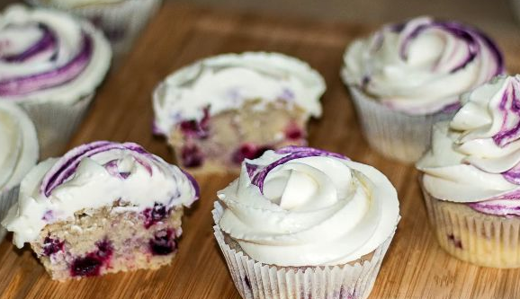 Cupcakes with blackcurrant and lavender