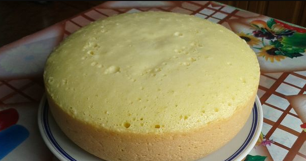 Biscuit cake in a slow cooker