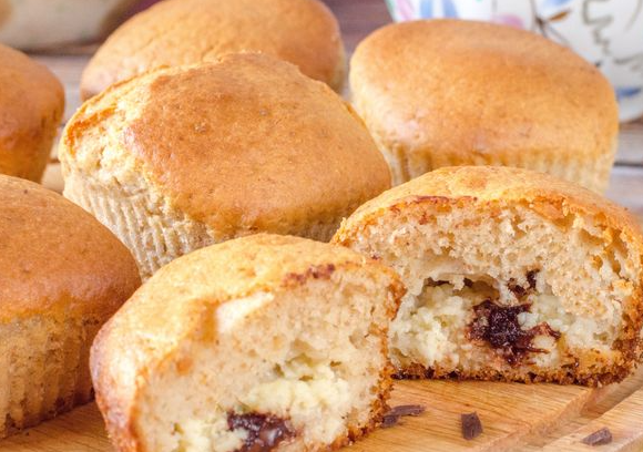 Cupcakes with cottage cheese and chocolate filling
