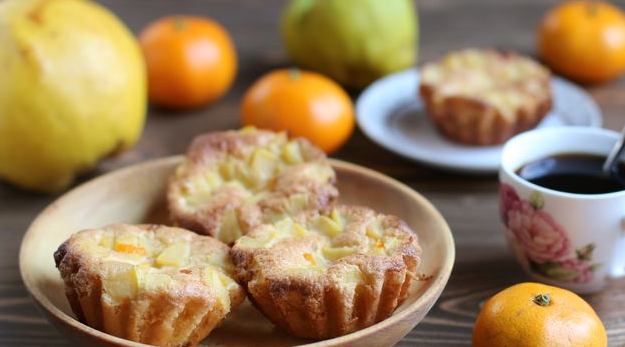 Biscuit muffins with quince and tangerine zest