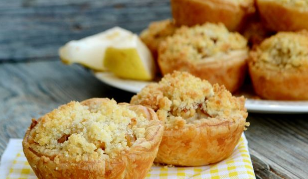 Crumble muffins puff pastry with pears and nuts