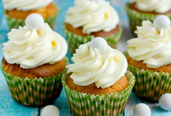 Cupcakes with condensed milk, with cream