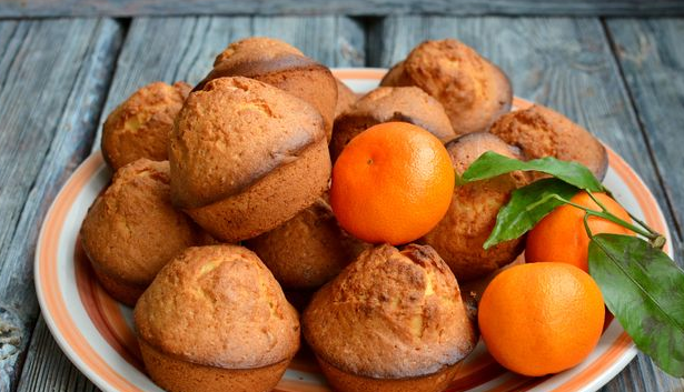 Cupcakes with tangerines