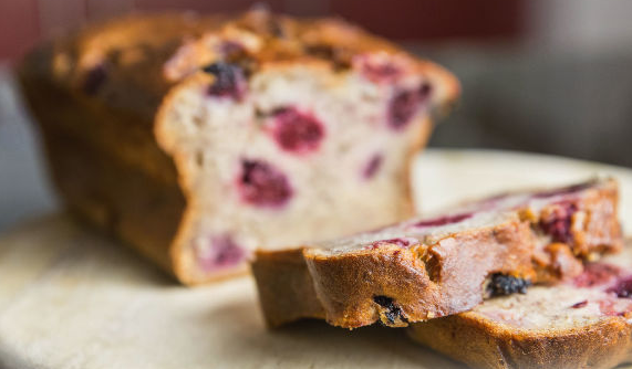 Banana muffin with berries