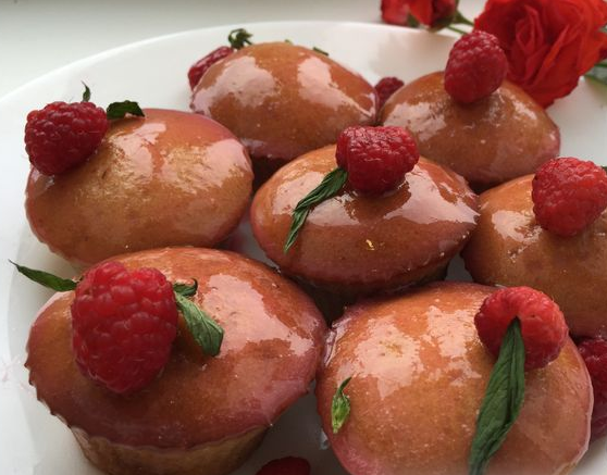 Semolina muffins with raspberry juice and currant glaze
