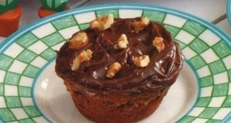 Muffins with chocolate, nuts and caramel