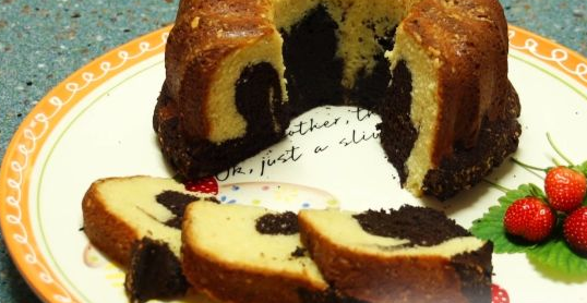 Marble cake with almonds and cinnamon