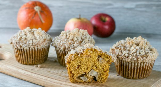 Pumpkin-apple muffins with streusel