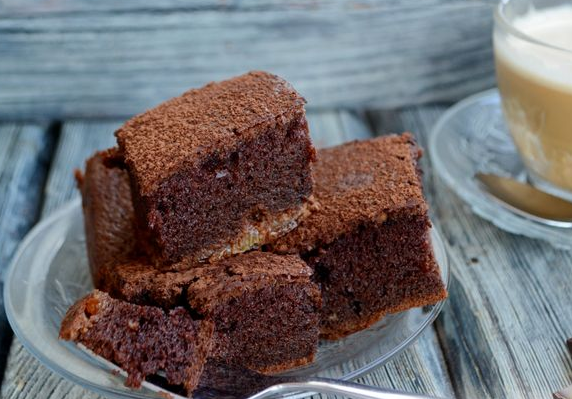 Chocolate cake with raisins