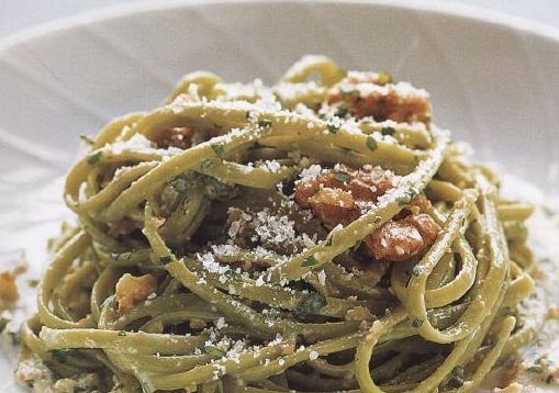 Spaghetti with cream and nuts