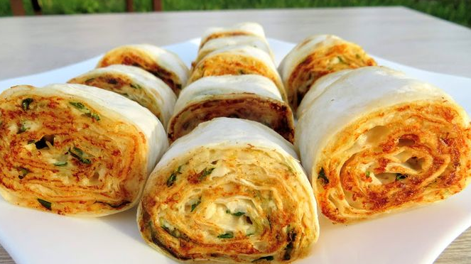 Lavash appetizer with chicken and melted cheese
