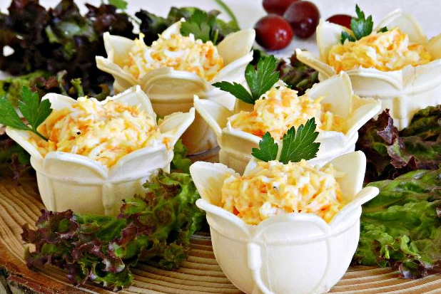 Cheese snack in tartlets