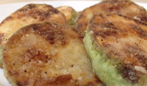 Fried zucchini with sauce