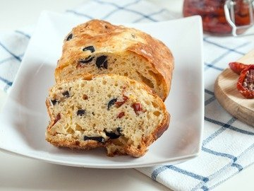 Cupcake with dried tomatoes and olives