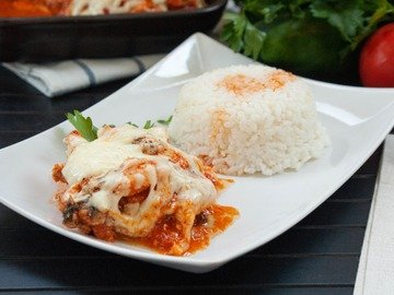 Chicken gratin with tomatoes, bacon and mozzarella
