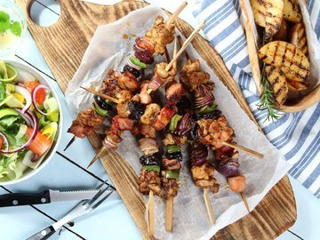 Chicken skewers with bacon
