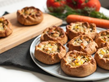 Baskets with chicken and potatoes