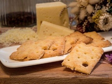 Crispy cheese crackers with sesame seeds